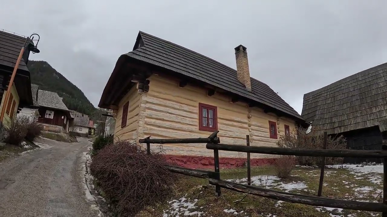 El pueblo de Vlkolinec, Eslovaquia, patrimonio de la UNESCO. 