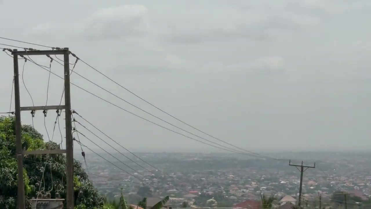 Abokobi Ghana África, bajando el cerro 