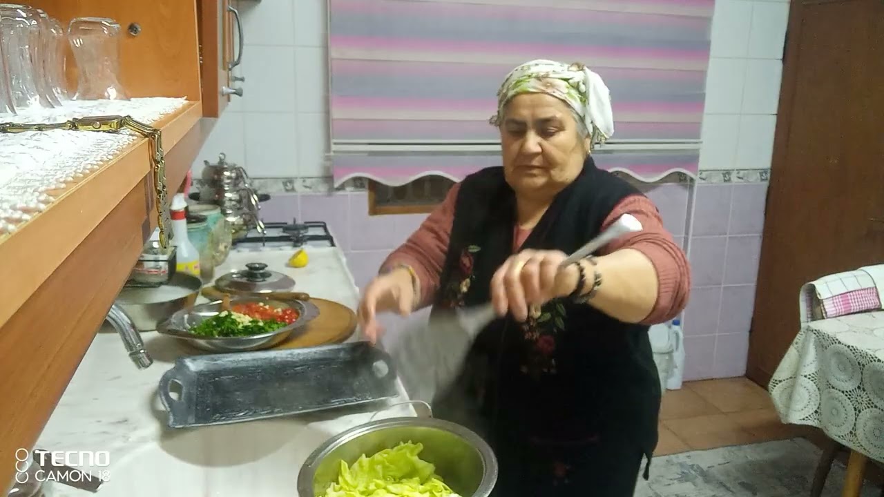 Lahana sarması yaptım yanında yoğurt tatli beni beğenirseniz abone olun layk atın lütfen arkadaşlar 