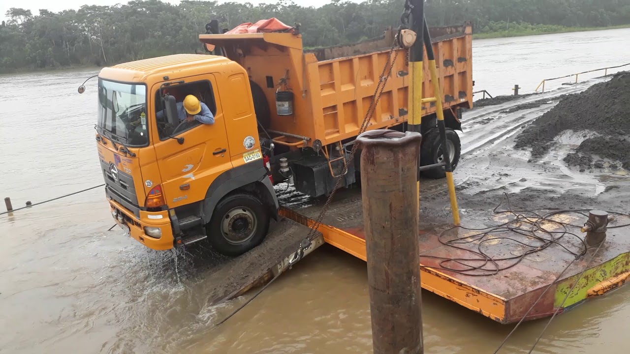 VOLQUETA descargando arena