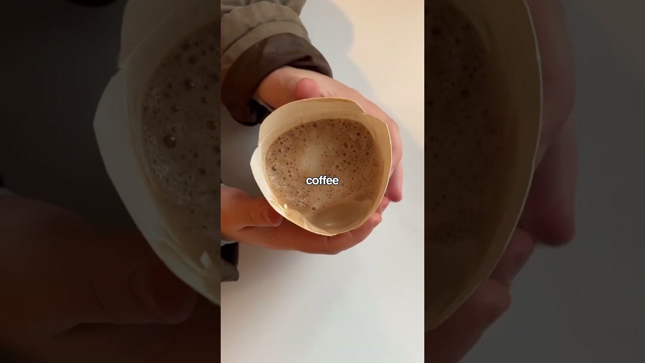 Кофейная чашка без крышки и без соломинки.