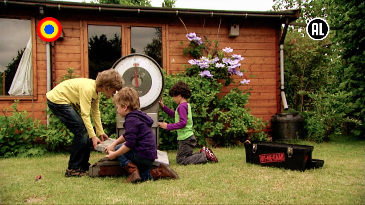 Julian, Thomas en Olivier halen een oude weegschaal uit elkaar | UIT-ME-KAAR | Kindertijd KRO-NCRV