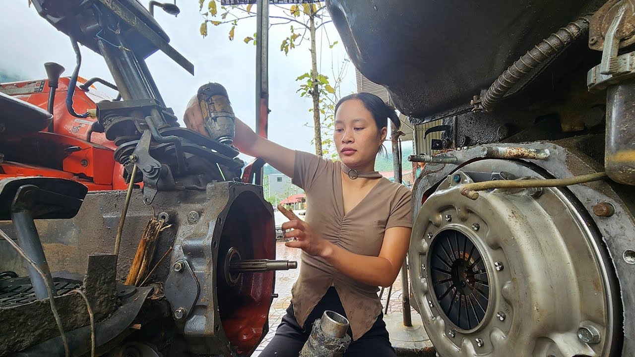 Genius girl. Repair and restoration old Japanese Kubota ZL1-215 tractor,