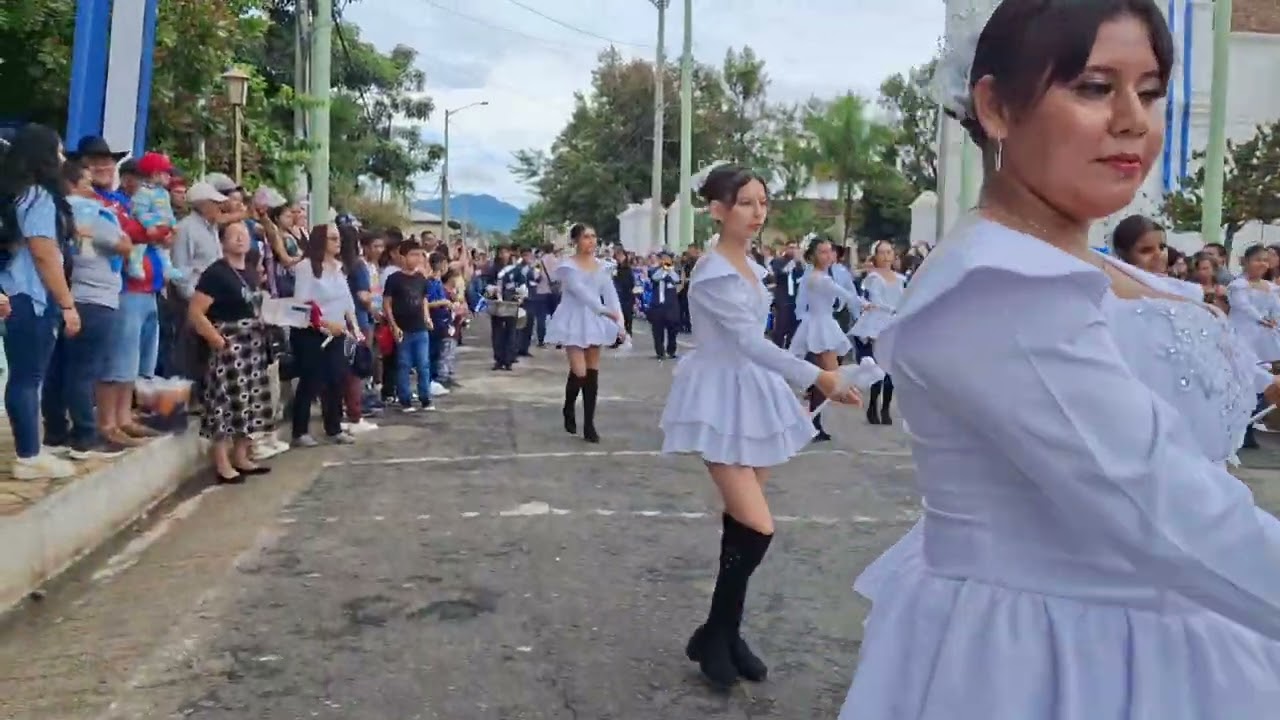Parte del desfile del Centro Escolar Castaneda Castro. 