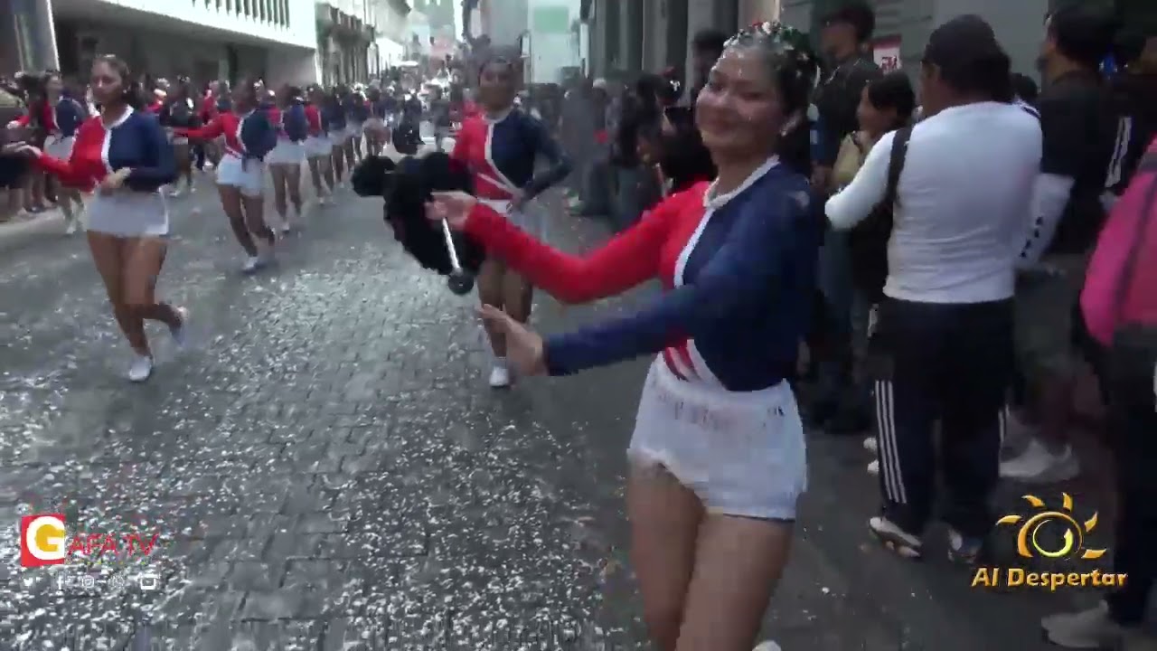 Unidad Educativa Fiscal 24 de Mayo participando en el Corso del Carnaval Quiteño 2026.