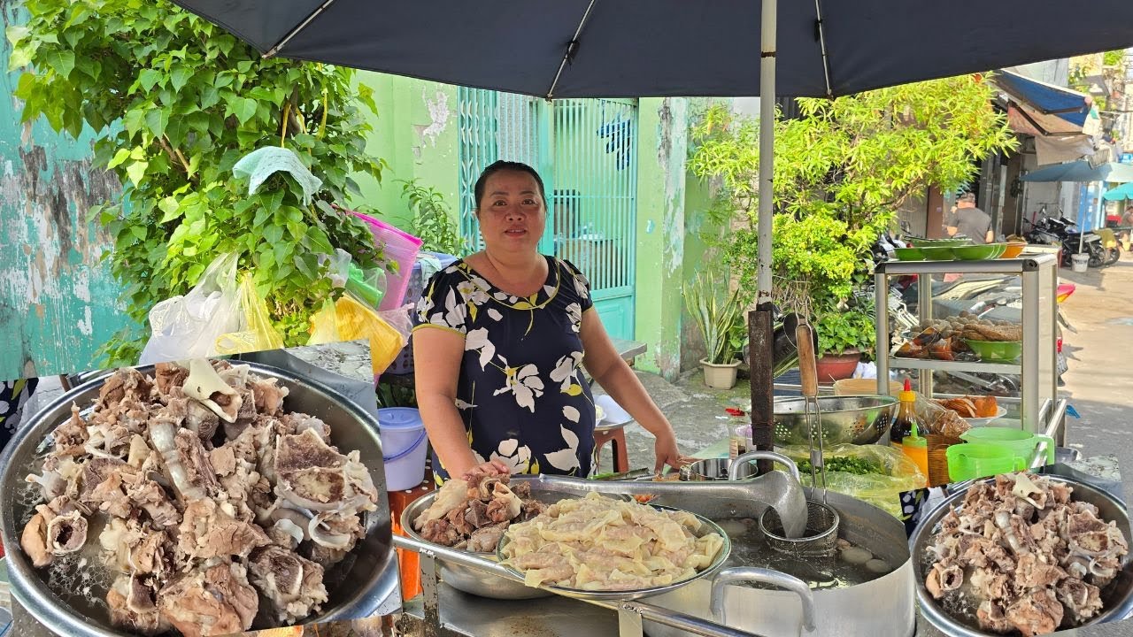 Bà chủ Lệ Chép nấu nồi nước lèo bằng xương tàu bay khiến tô mì trộn trở nên đắc giá