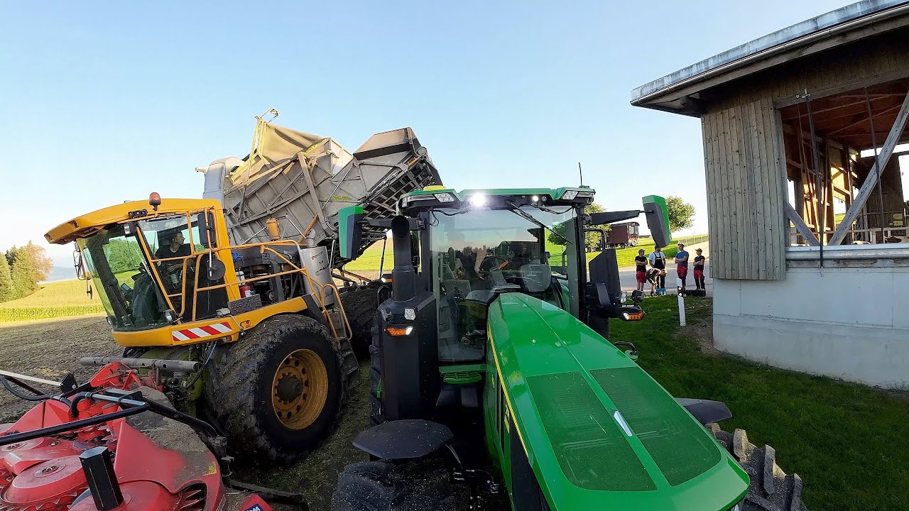 Frauenpower auf dem Fahrsilo und Bunkerhäcksler in Hanglage 🇨🇭🌽👩🏻‍🦱💪