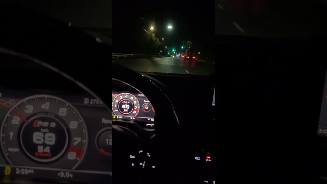 Manejando y escuchando m&uacute;sica por la noche en el auto ✈️😈🤳