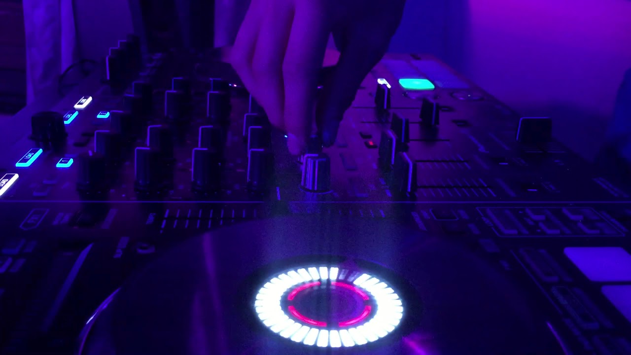 DJ S.T op de DDJRX Pioneer