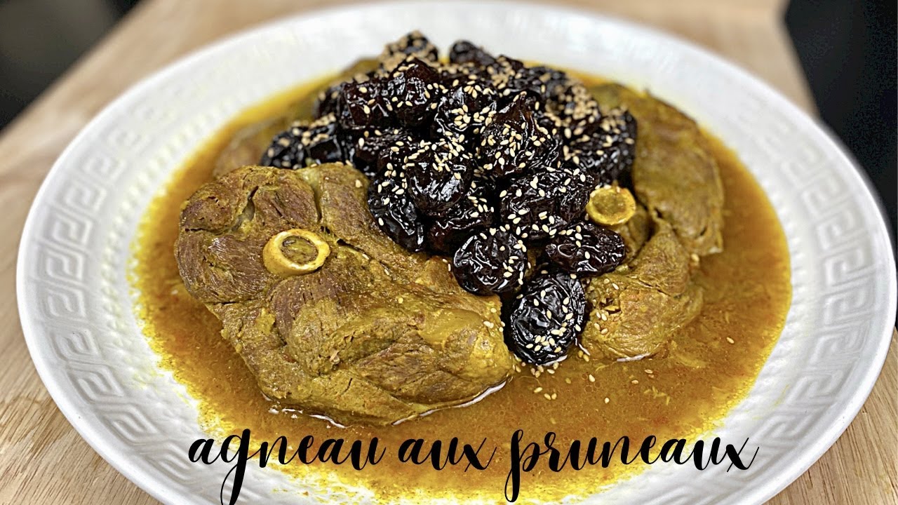 AVEC UN INGRÉDIENT QUI CHANGE TOUT… LA TOMATE ! RÉALISEZ CE DÉLICIEUX PLAT D’AGNEAU AUX PRUNEAUX