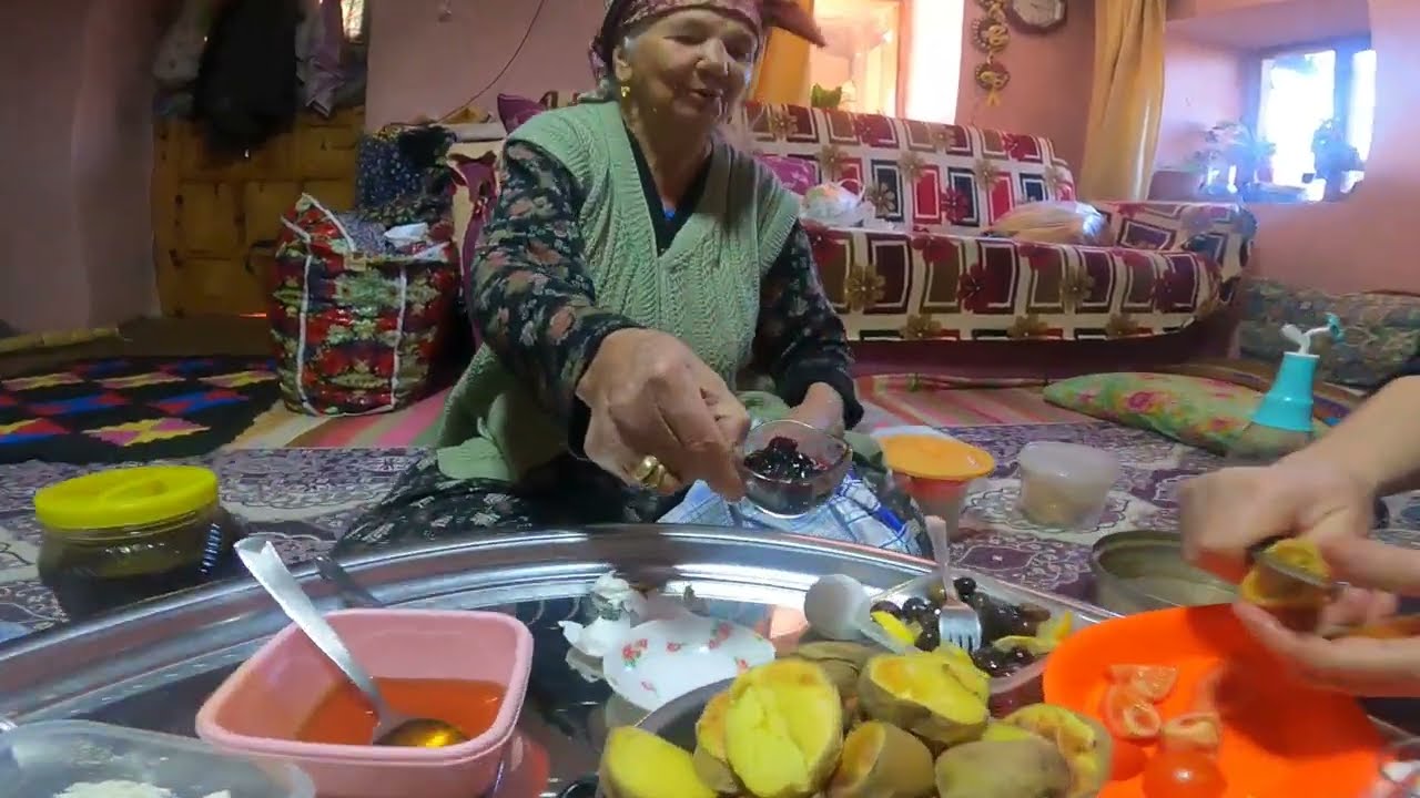 Köy kahvaltısı, sobada patates,  tereyağlı bazlama #köy #village #youtube #köyhayatı #denizli