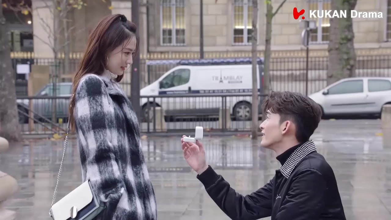 Властный мужчина неожиданно делает девушке романтическое предложение руки и сердца