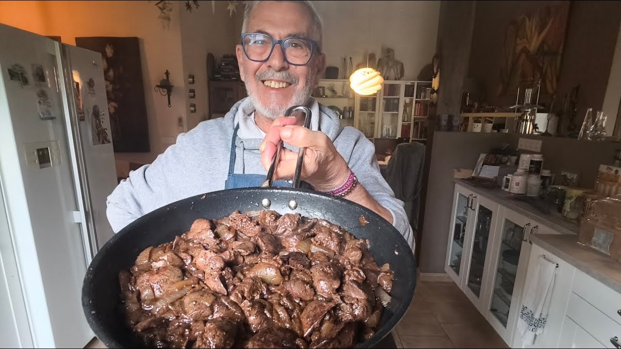 Hígado de pollo encebollado, fácil económico y muy bueno.