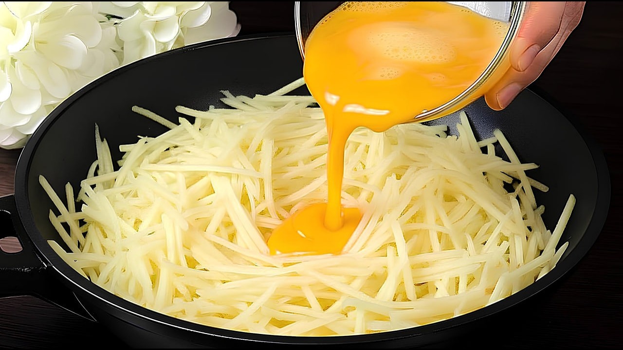 Просто полейте картофель яйцами, и результат вас удивит!