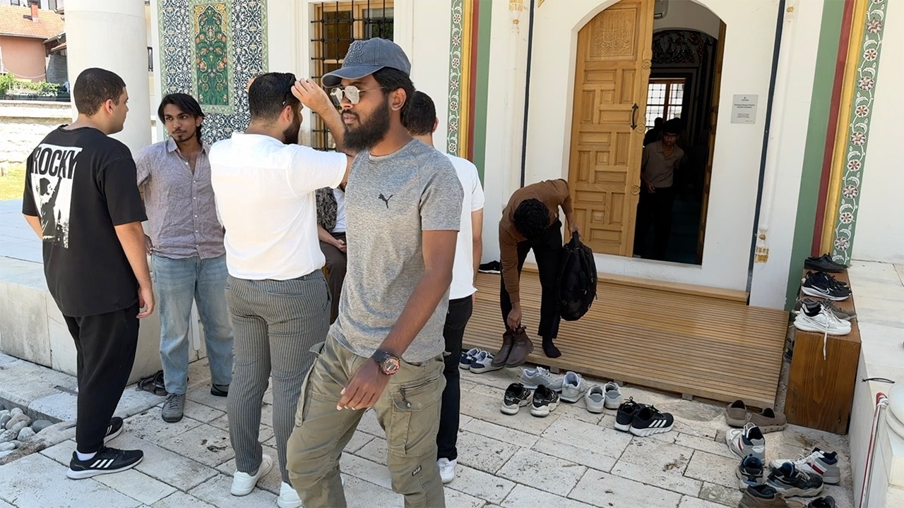 DŽEMAT U ALADŽI - STRANI MUSLIMANI OKUPIRALI FOČU