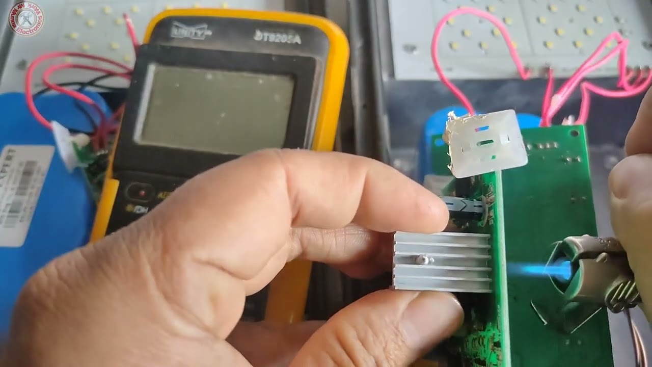 Solar street light battery charging problem. Street light dead problem repair in Hindi.
