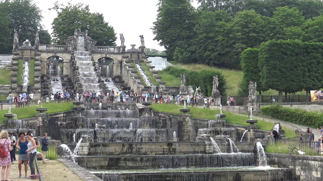 Grande cascade et jets d'eau du parc de Saint-Cloud