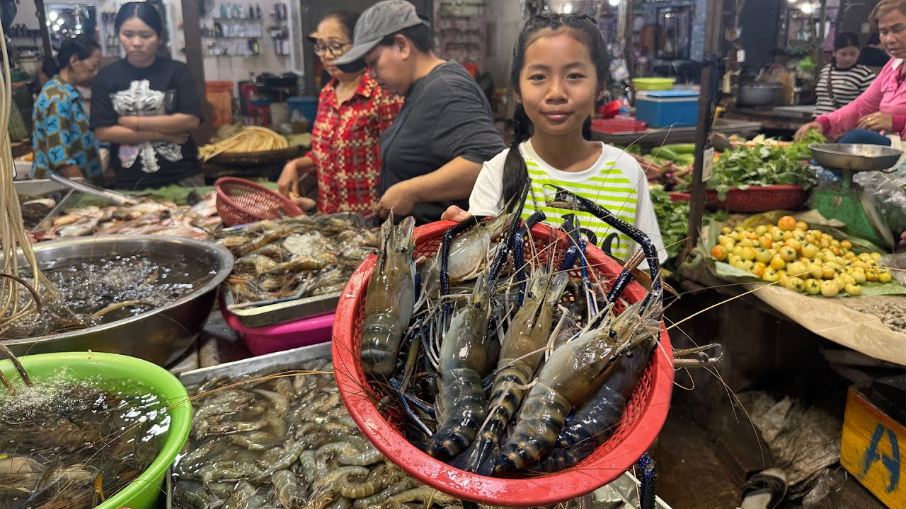 Busy market in the morning, Chef pich buy big river prawns for cooking - Cooking with Sreypich