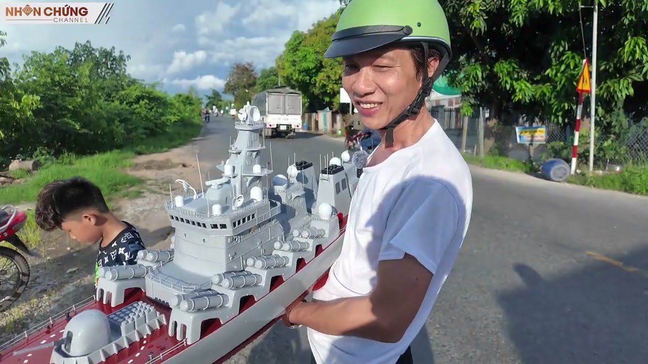 Bái phục tài năng đỉnh anh nông dân chế tạo tàu giả chạy như tàu thật dưới sông