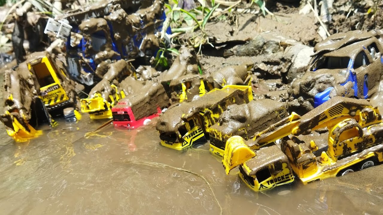 Menemukan mobil mobilan berlumpur di pinggir irigasi sungai,mobil pemadam,mobil crane,mobil truk