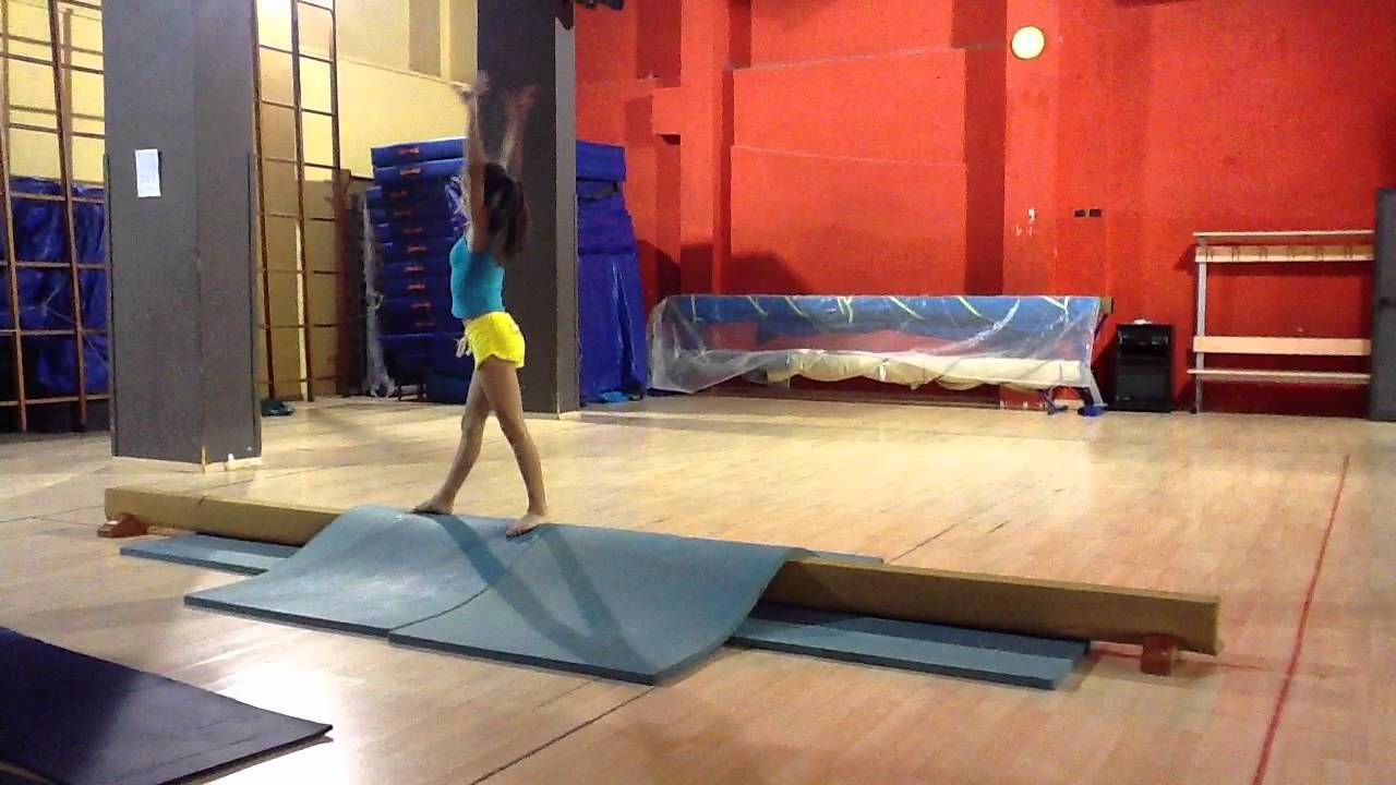 A.S.D. Mondo Movimento c/o Sala C Eur Gym Roma -  Info  3332199899 passeggiando sulla trave...