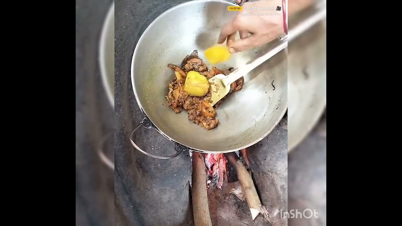 আলু,বেগুন,টমেটো দিয়ে পাতলা ডিম এর ঝোল, আর বেতুঁয়া শাখের ভাজা।