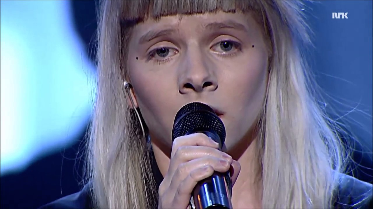 Aurora sings Cohen