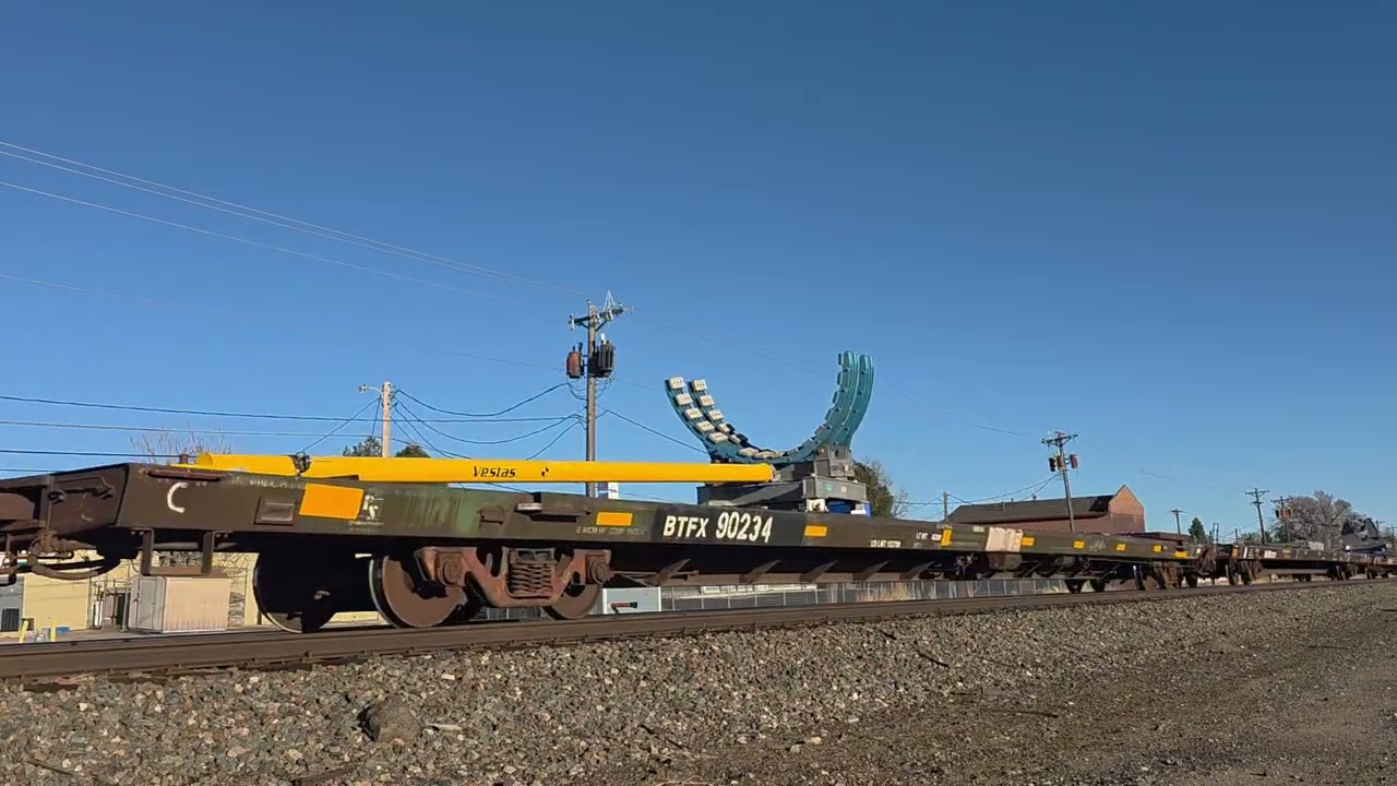 BNSF Empty wind turbine flatbed train in Fountain, CO 