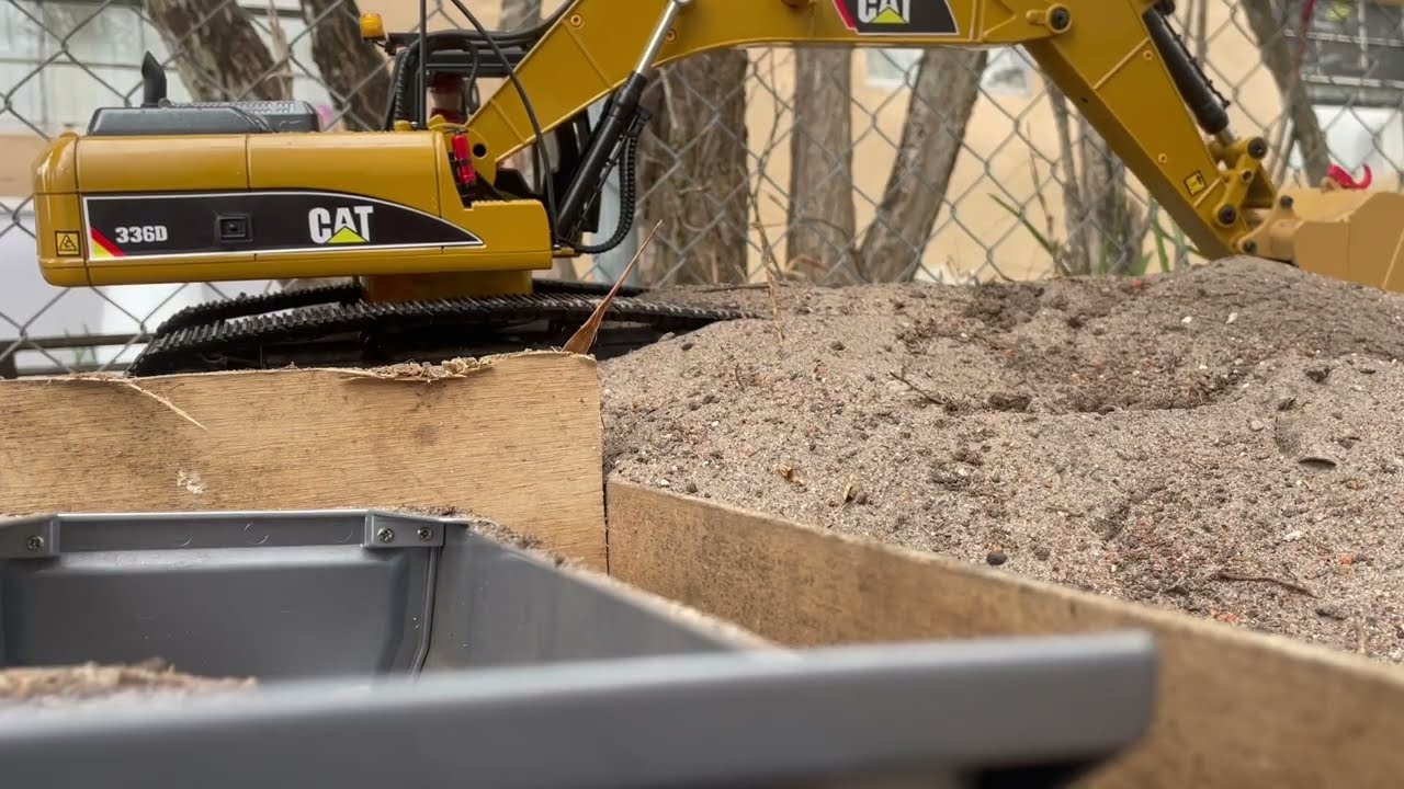 Excavator - Dumptruck moving earth #rc #scale #huina #scania 