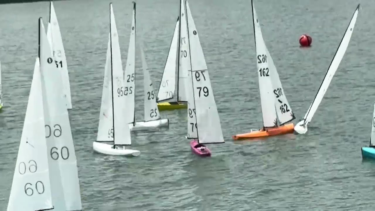 White hot white boats lead the charge to the top mark