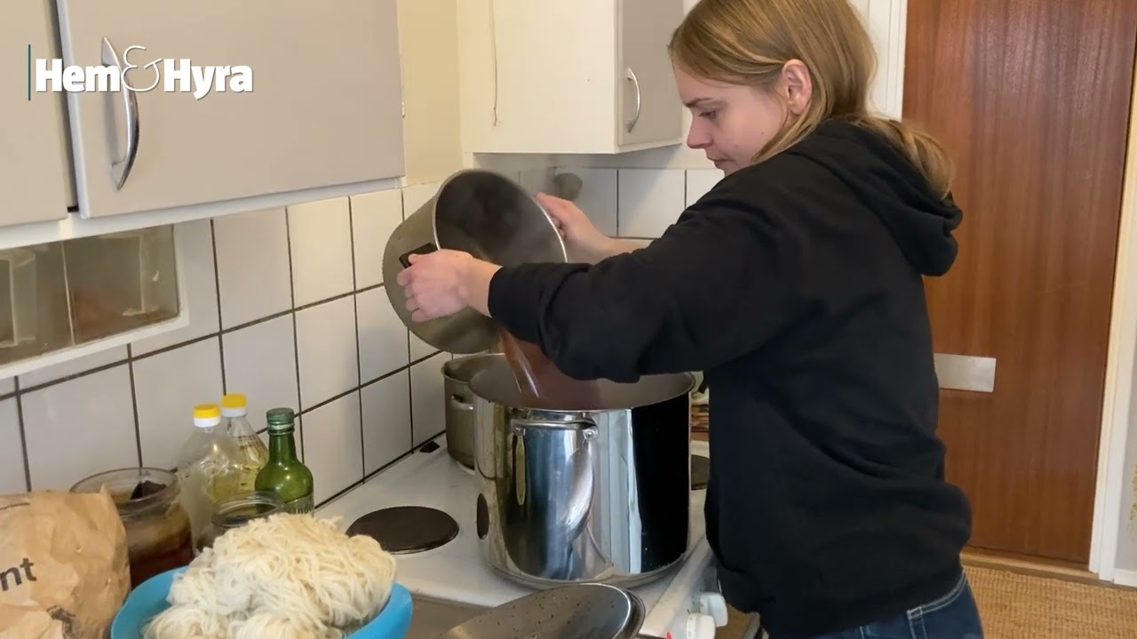 Lisa målar med garn och skapar nya färger hemma i köket
