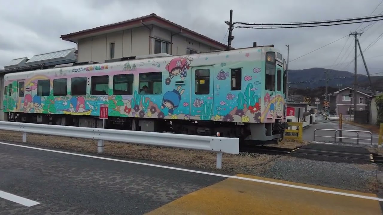 鉄道とBRTの共同踏切を1両の列車が通過する。 25.2.26