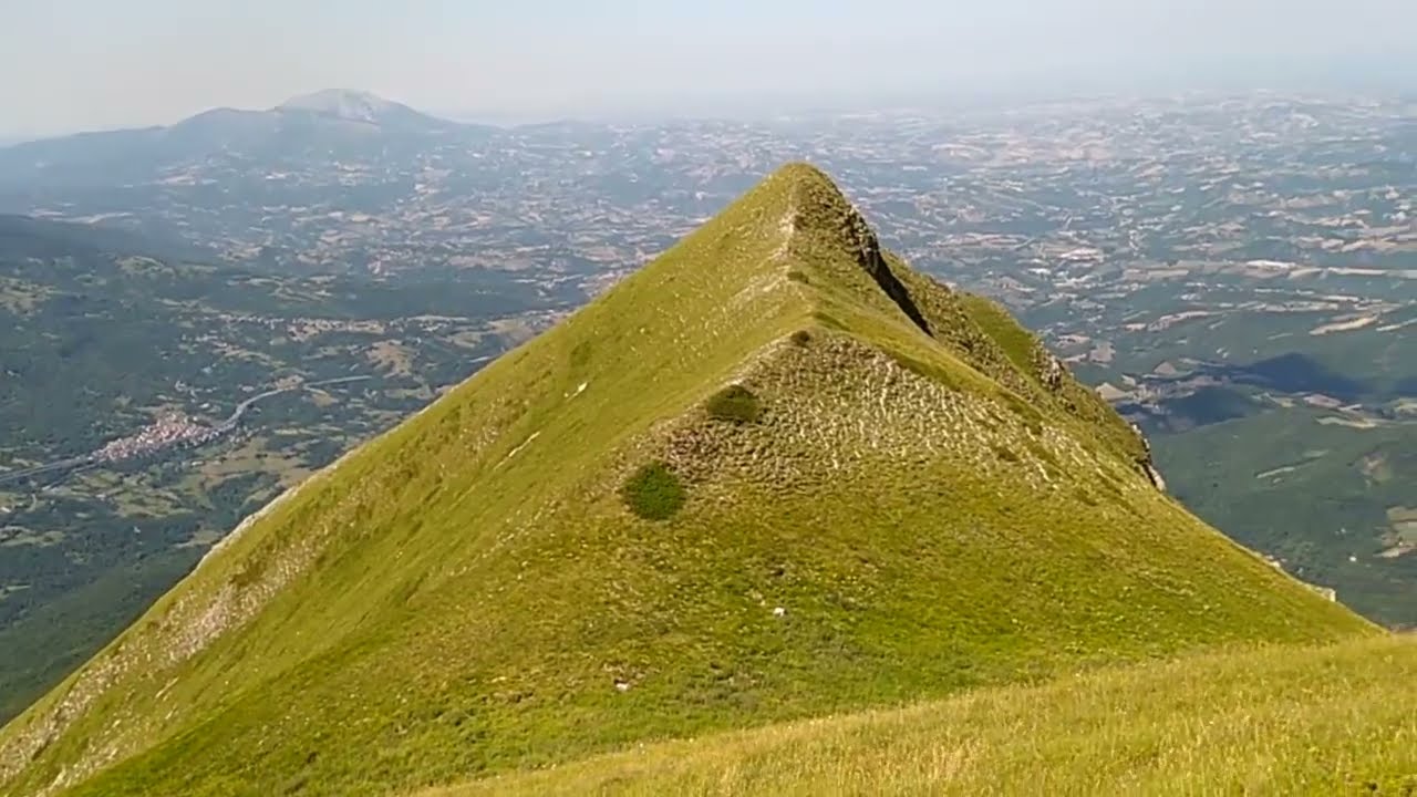 Cima delle Fienare (1985 m.) da Fossa Paganica passando per Vado di Corno e Monte Brancastello.