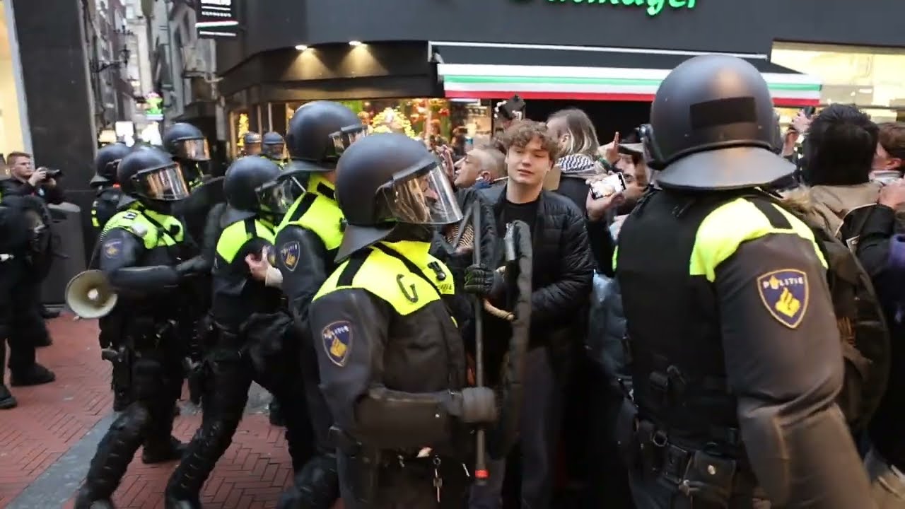 Ruim honderd aanhoudingen bij illegale demonstratie op de Dam - Amsterdam 10 11 2024
