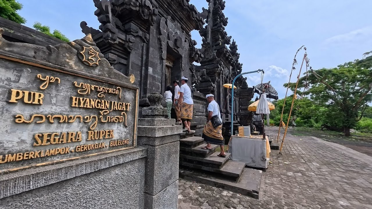 Sembahyang di Pura Segara Rupek di Hari Siwaratri