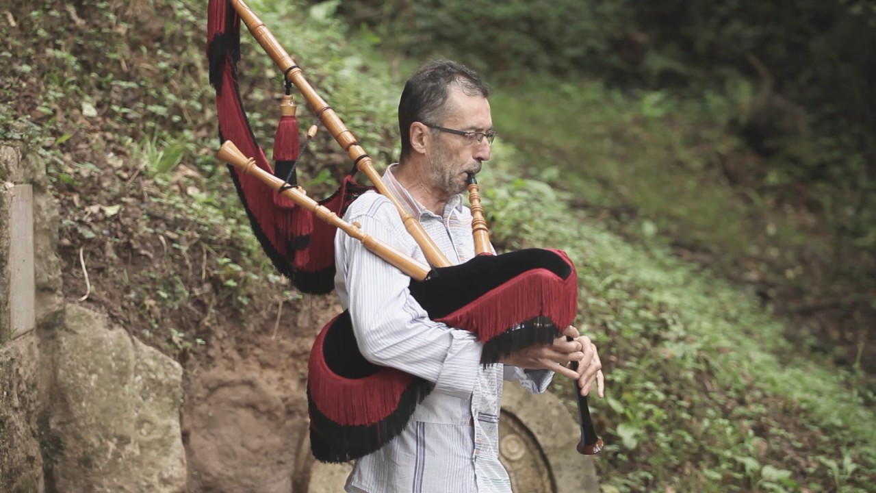 Xuacu Amieva toca en la Fuente Los Pastores