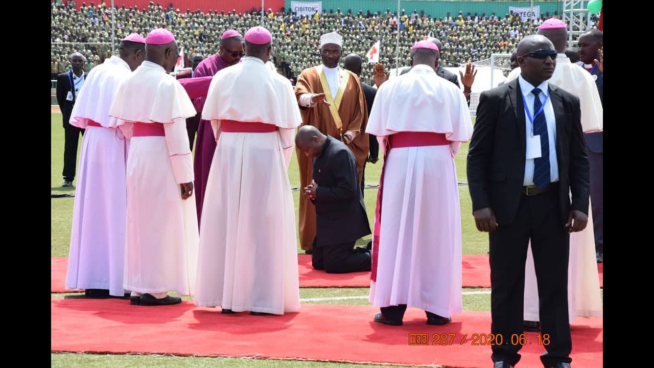 Musenyeri Simoni Ntamwana yasengeye Evariste Ndayishimiye imbere y'uko arahira