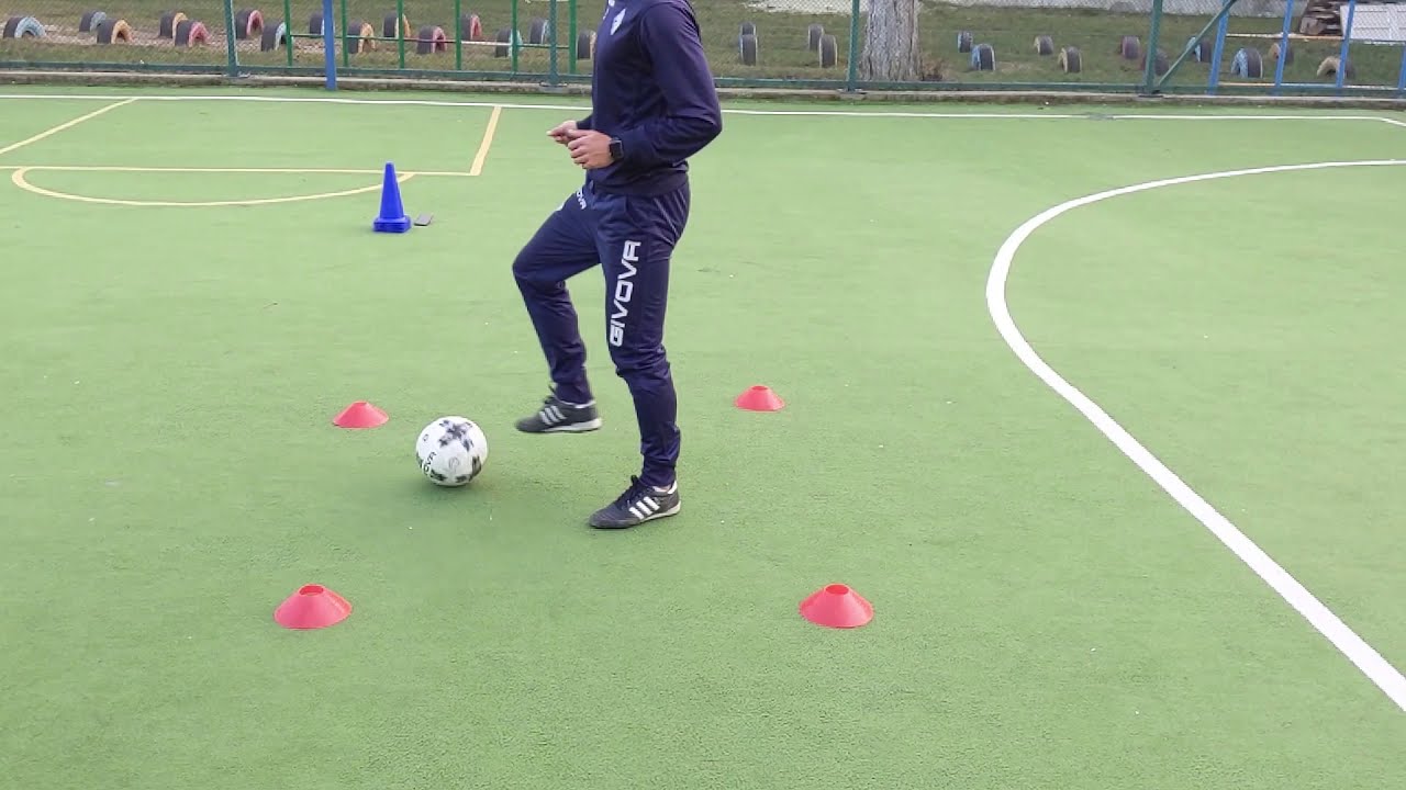Індивідуальне футбольне тренування . Ballmastery training for football player.