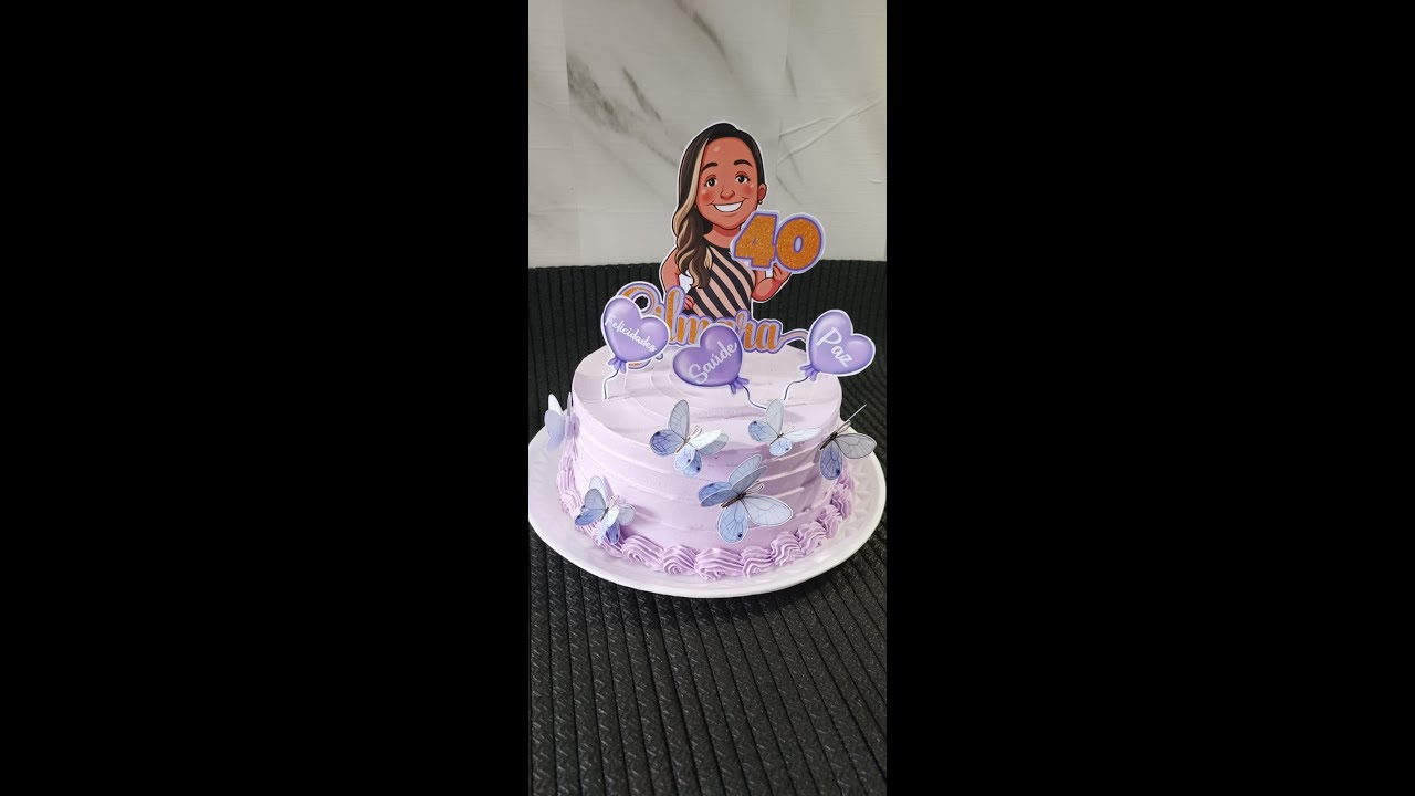 Bolo lilás Borboletas e Mascote personalizados