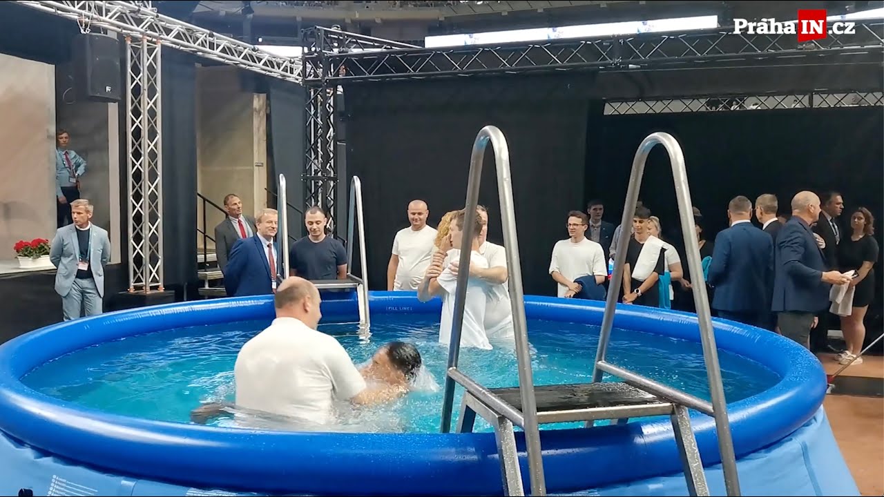 Svědkové Jehovovi ukázali prastarý rituál křtu v bazénu