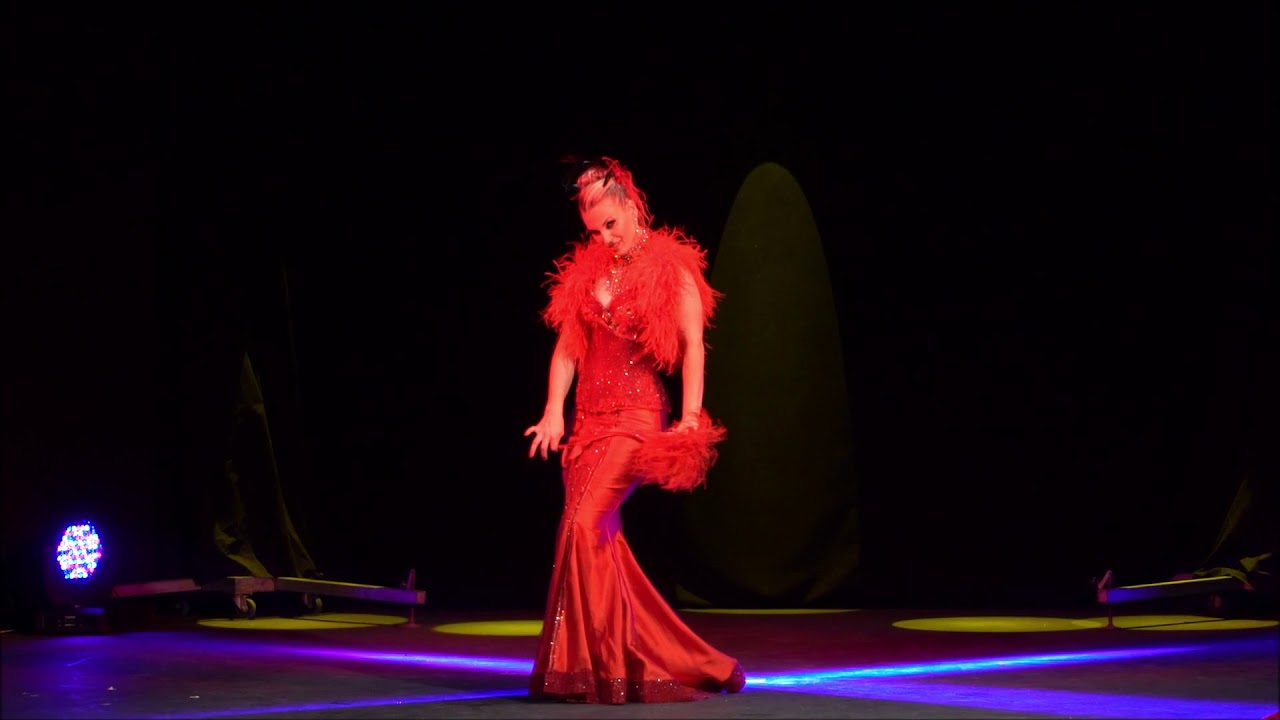 Lady Roberta Kent- Burlesque- Taormina Burlesque festival- Red Lady