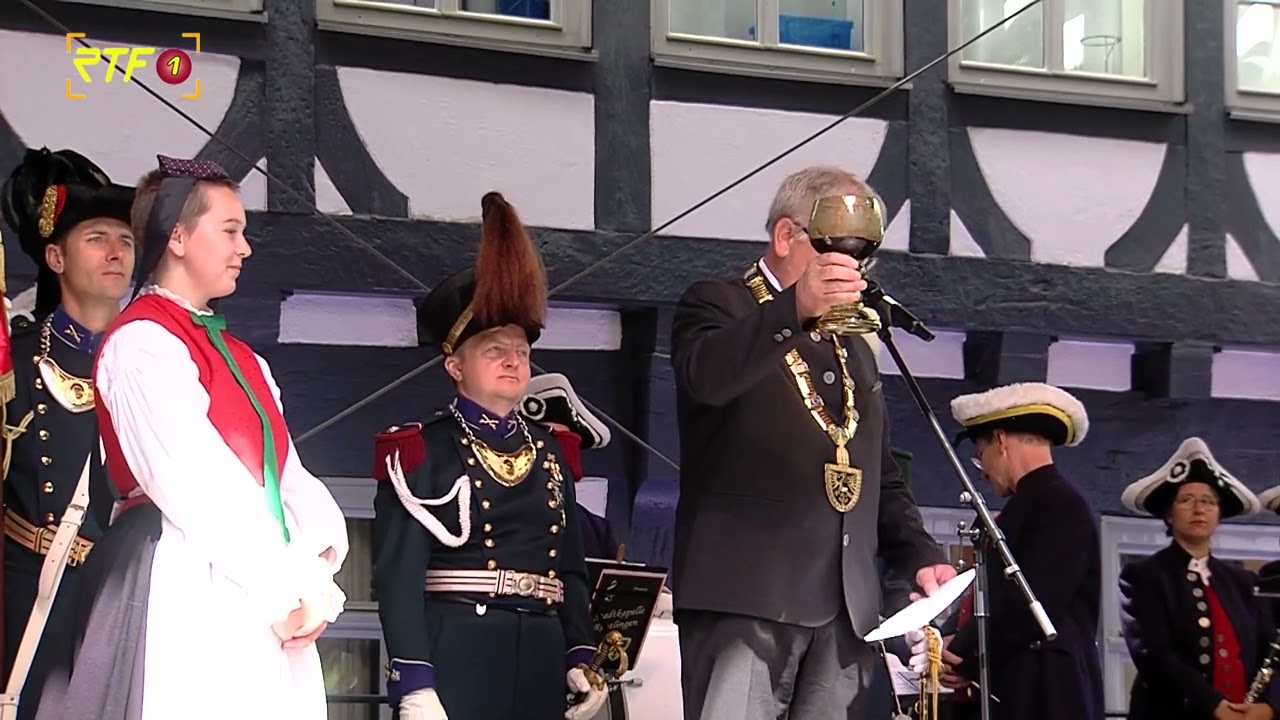 Musik, Fahnen und Festumzug - Traditionelles Programm zum Schw&ouml;rtag in Reutlingen