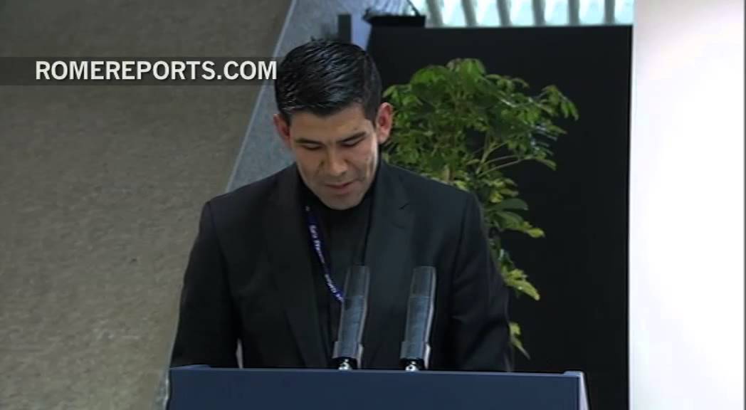 Portavoz vaticano se emociona al traducir unas palabras de Juan XXIII