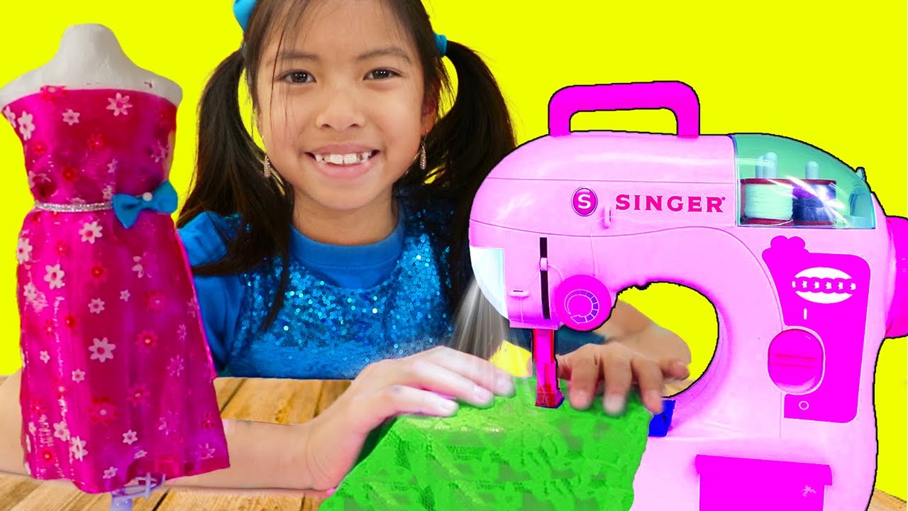 Wendy Hace Vestidos con  Máquina de Coser de Juguete para Niños