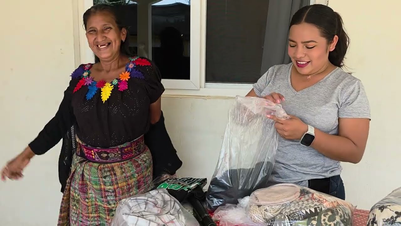 Doña Lencha No Podía Creer que a Ella También le Enviaron Ropa