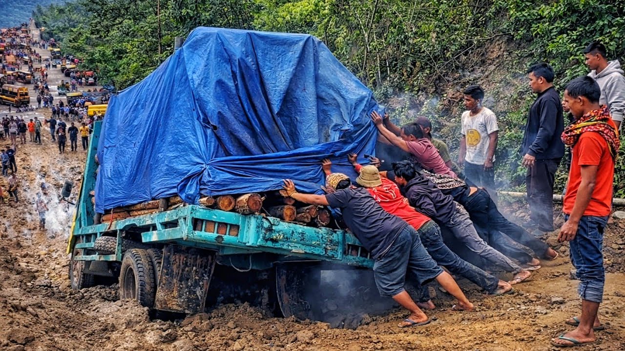 KACAU !! Truck Susah Payah Melewati Jalan Extreme 