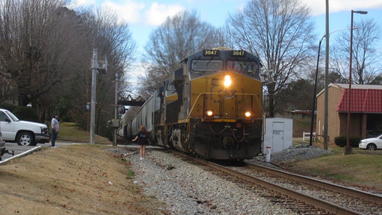 CSX ES44AH 3047 Leads A Long M653-28