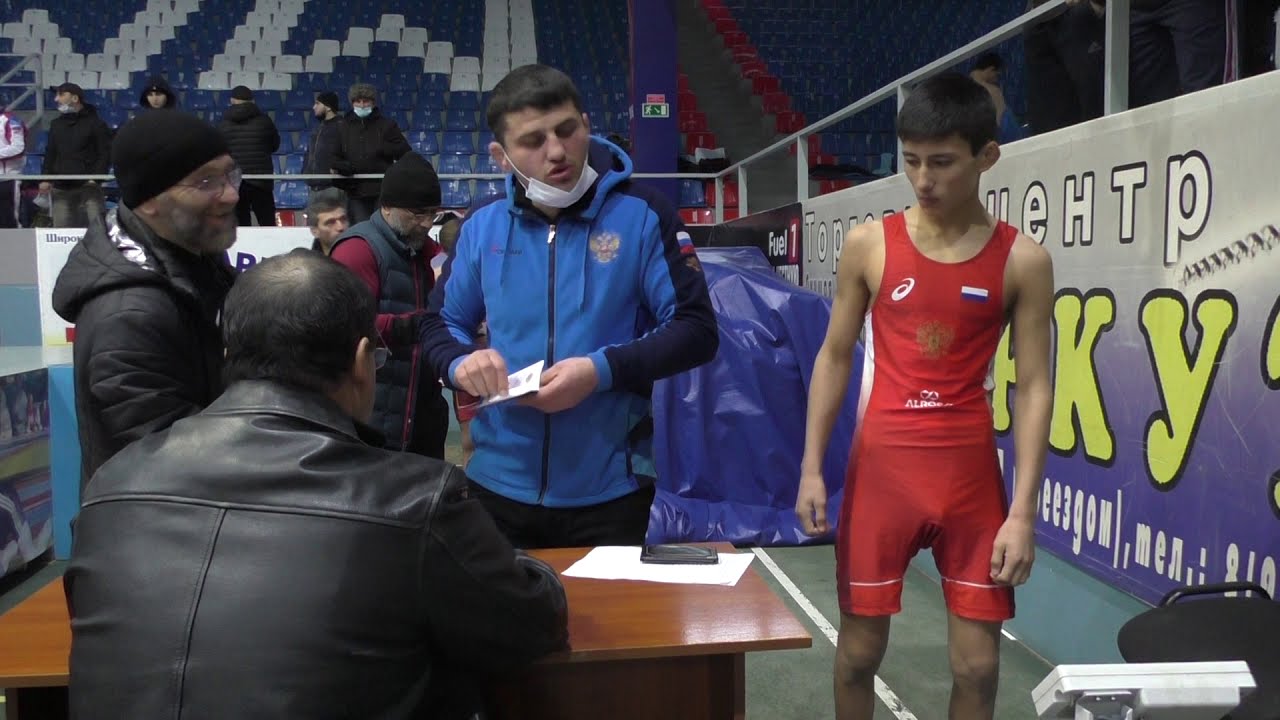 Взвешивание борцов U17 до 48 кг.