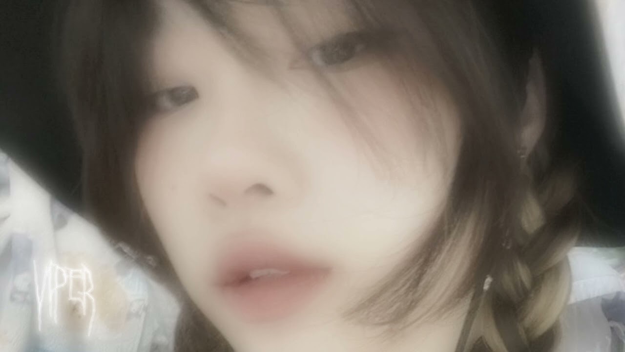 pink lips.
