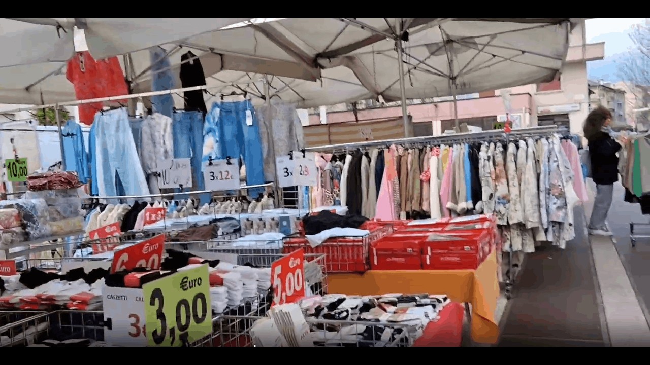 Mercato di giovedì - Thursday Market -